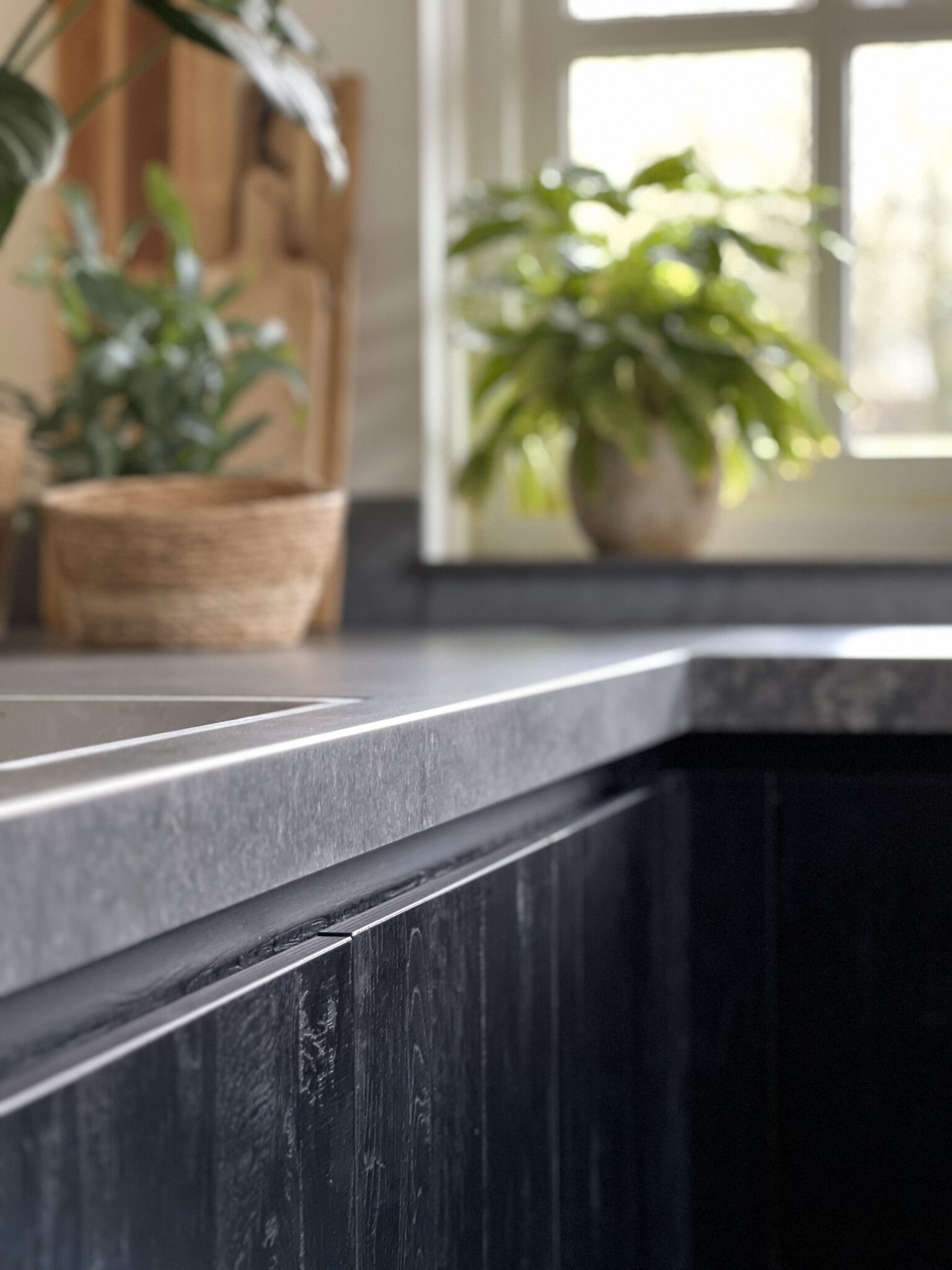 Composieten aanrechtblad van 40 millimeter in een beton kleur met mooie randafwerking