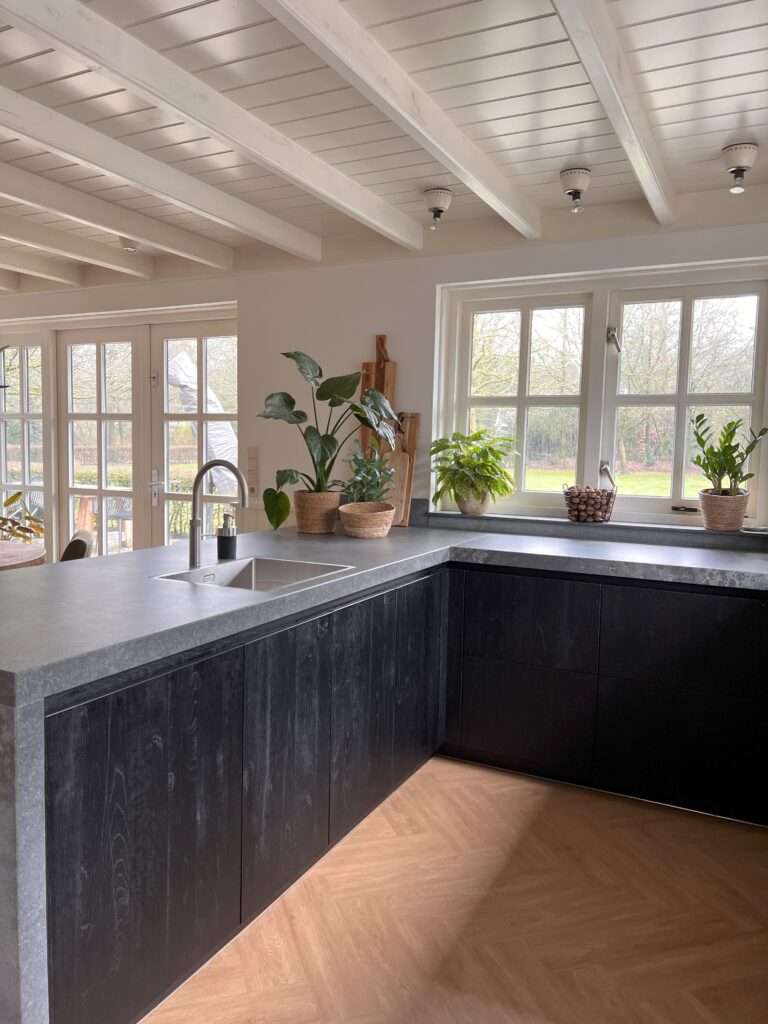 Beton look stenen aanrechtblad van composiet met houten kasten eronder