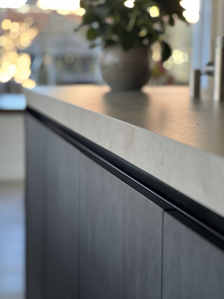 Composieten stenen aanrechtblad in een beton look met houten kasten eronder